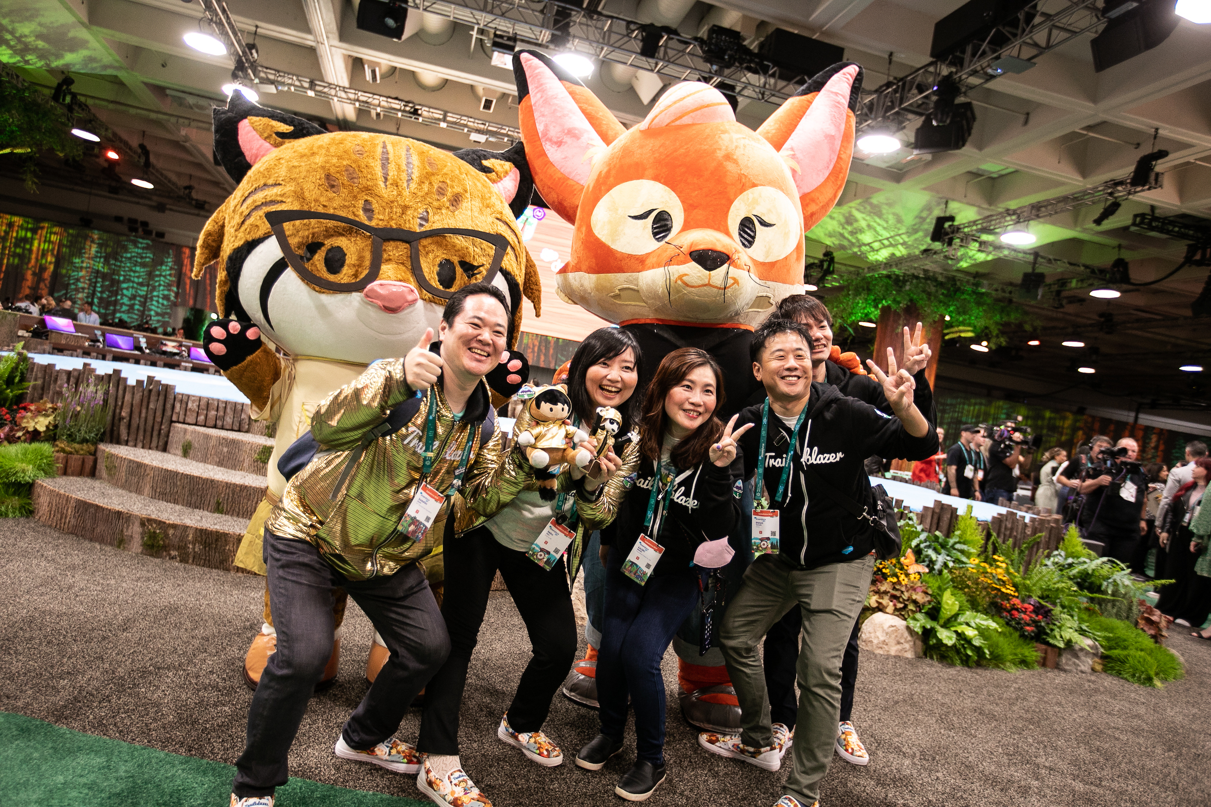 Several Dreamforce22 attendees pose for a photo with Appy the AppExchange mascot.